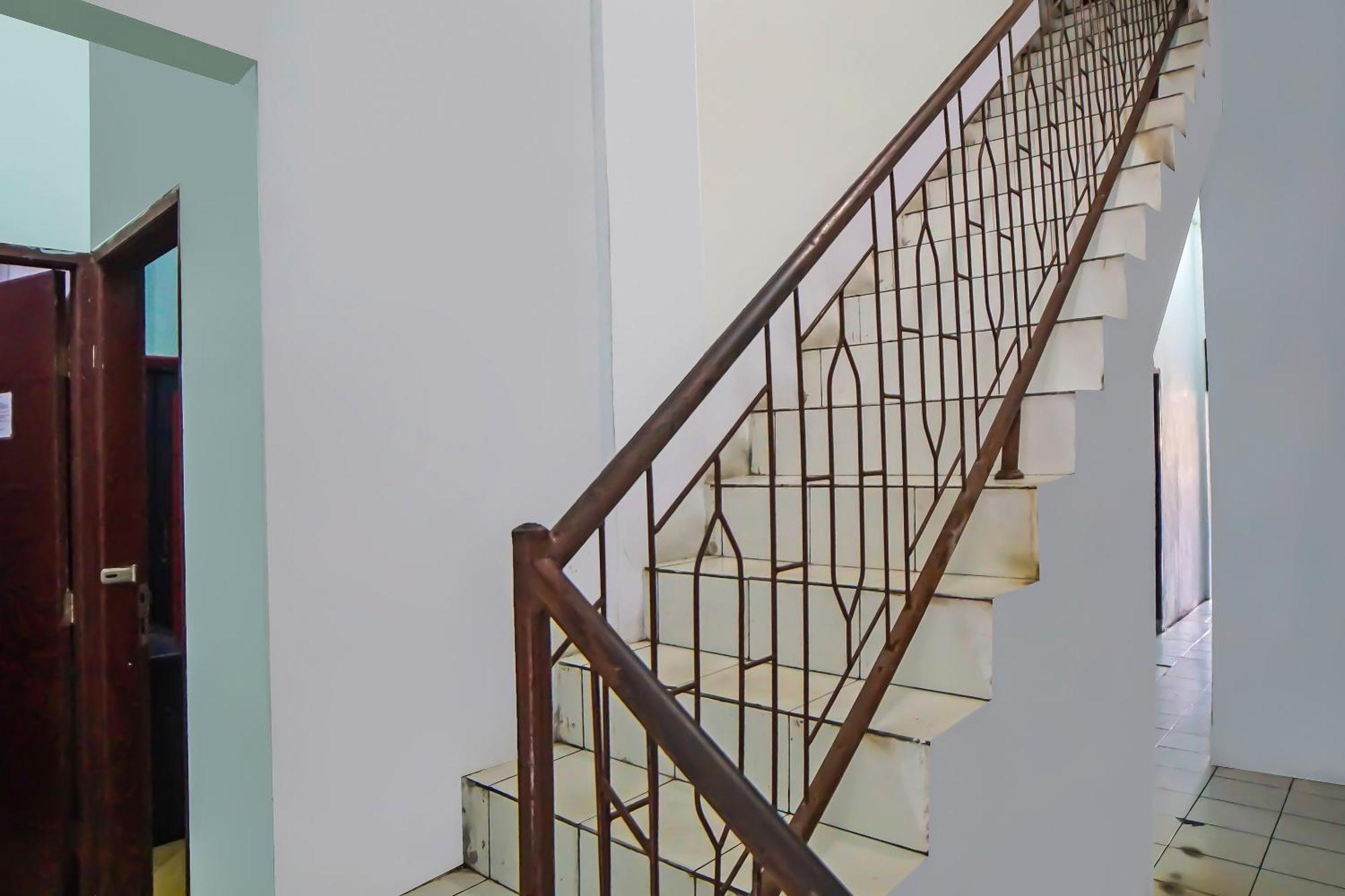 Oyo 92384 Vip Hotel